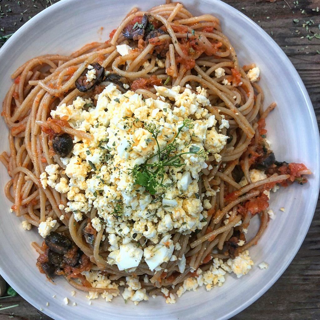 Espaguetis putanesca con huevo cocido