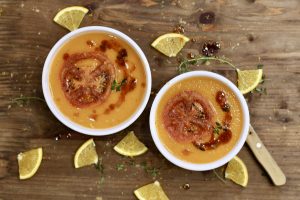 Sopa de tomate caliente con calabaza